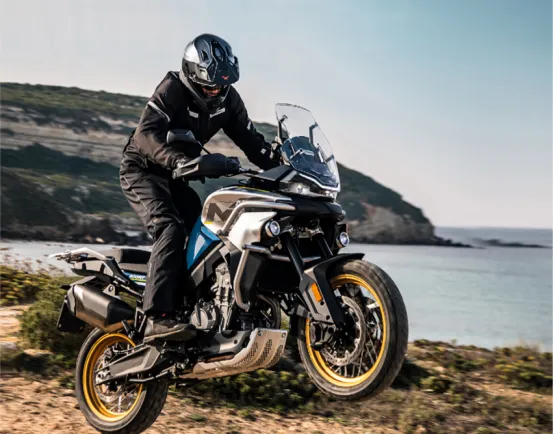 バイクの予備燃料タンクはどこにありますか？